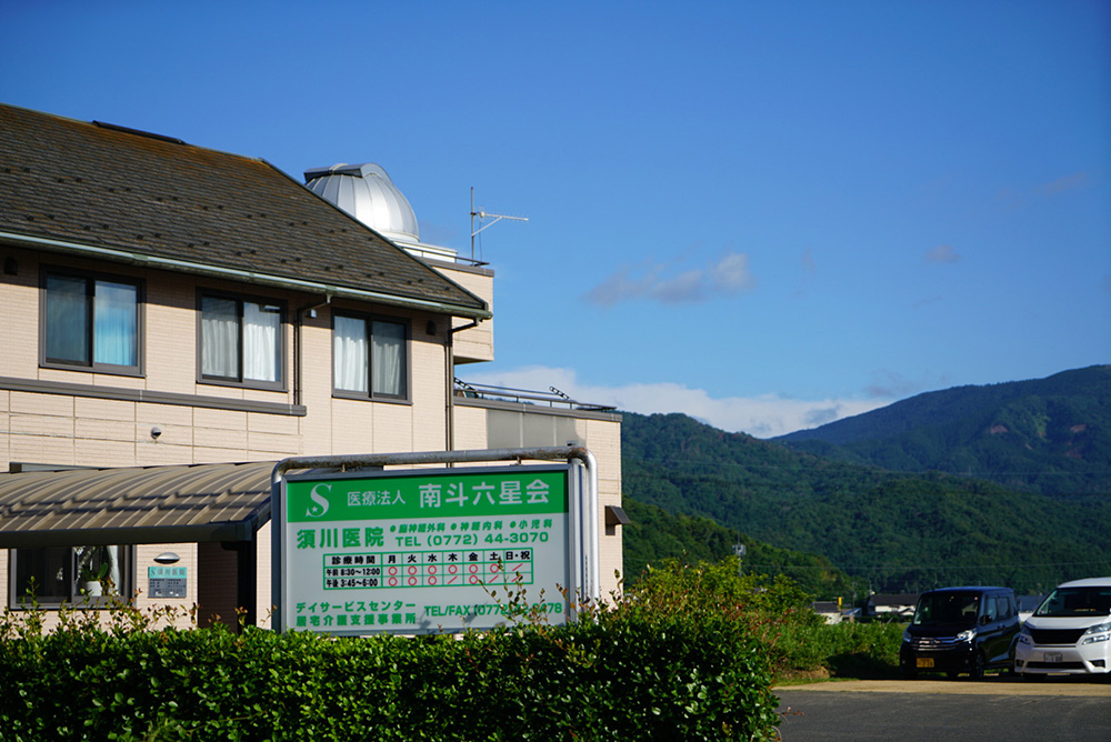 グループホーム昴のすぐ隣にある須川医院の外観写真です